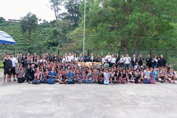 EXIM BANK มอบเครื่องคอมพิวเตอร์โน้ตบุ๊ก อุปกรณ์การศึกษา และอุปกรณ์กีฬา