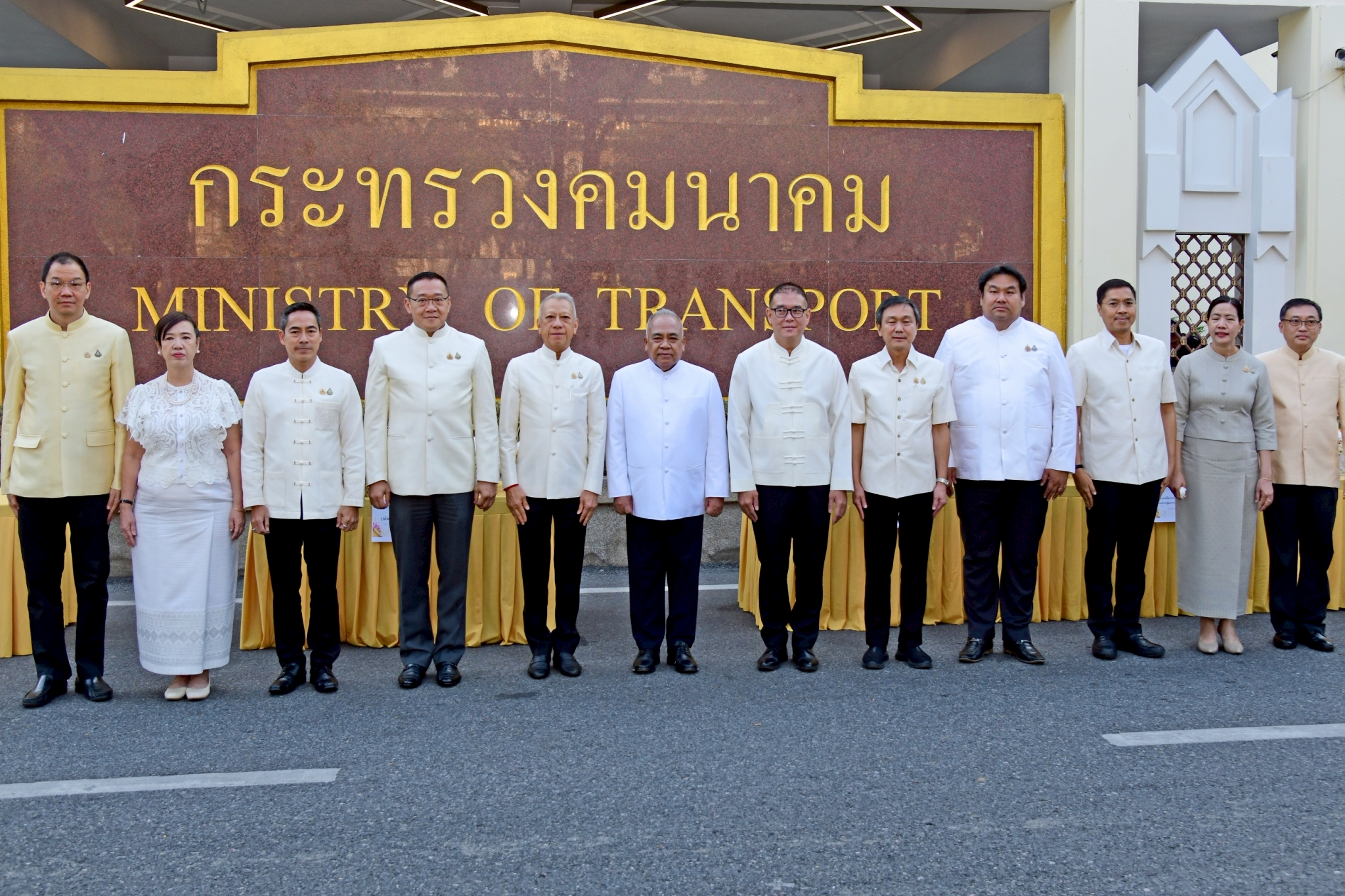 “พิพัฒน์” นำคณะผู้บริหารคมนาคมทำบุญตักบาตร รับปีใหม่ 2569 เพื่ออุทิศถวายเป็นพระราชกุศล แด่สมเด็จพระนางเจ้าสิริกิติ์ พระบรมราชินีนาถ พระบรมราชชนนีพันปีหลวง