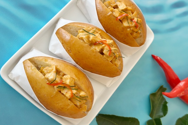 บางกอกแอร์เวย์ส ชวนชิมเมนูสไตล์ไทยฟิวชั่น “ซอฟต์โรลพะแนงไก่” ณ ห้องรับรองผู้โดยสาร สนามบินเชียงใหม่ ตลอดเดือนมีนาคมนี้